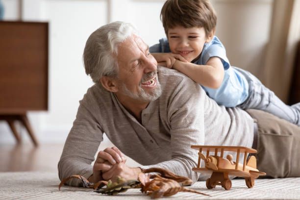 ¿Por qué cuidar nietos es beneficioso para los abuelos?